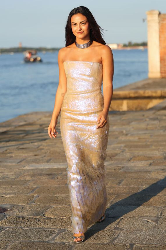 Камила Мендес была замечена в Венеции в платье без бретелек Armani с украшениями Messika.