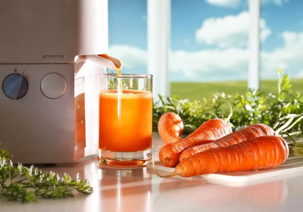 Соковыжималка делает морковный сок