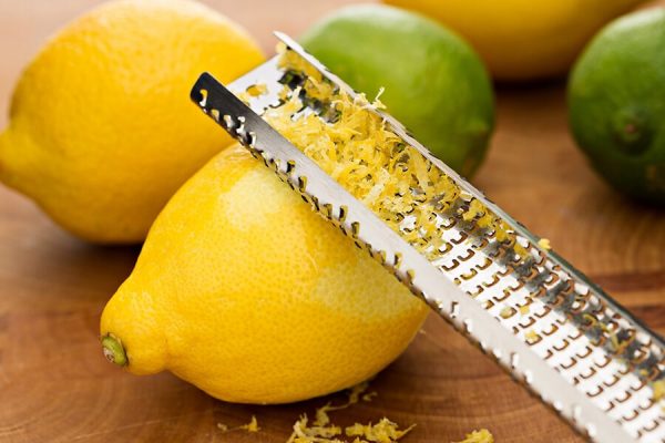 Отделение цедры лимона с помощью специального приспособления