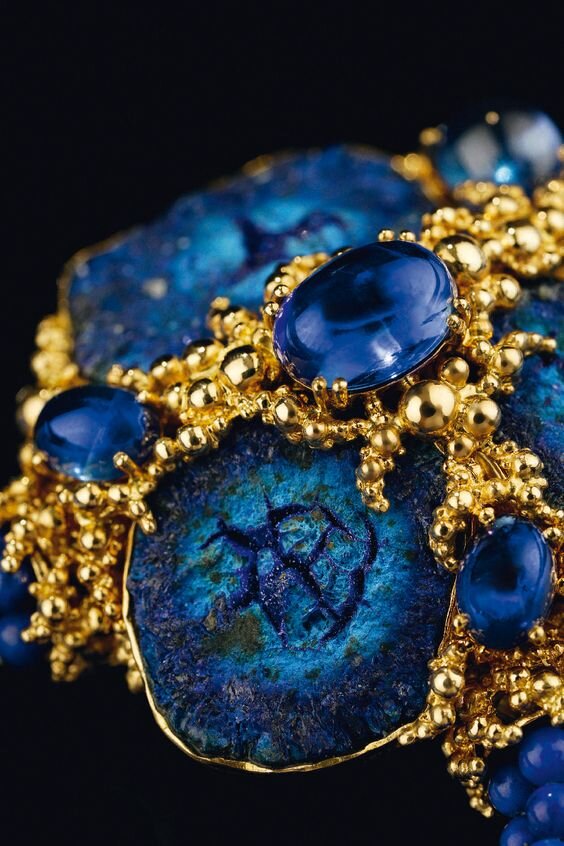 Жильбер Альбер — первый ювелир, сочетающий драгоценные металлы с необычными материалами: метеоритами, панцирями жуков и даже окаменелостями...-14