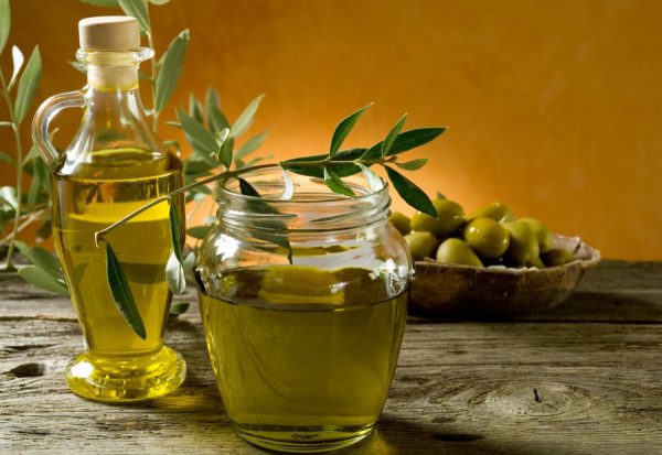 Оливковое масло в прозрачной банке