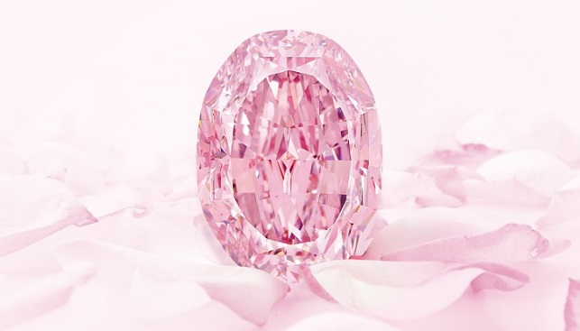 Чудо природы - розовые бриллианты неизменно вызывают лёгкий переполох в мире любителей драгоценных камней.